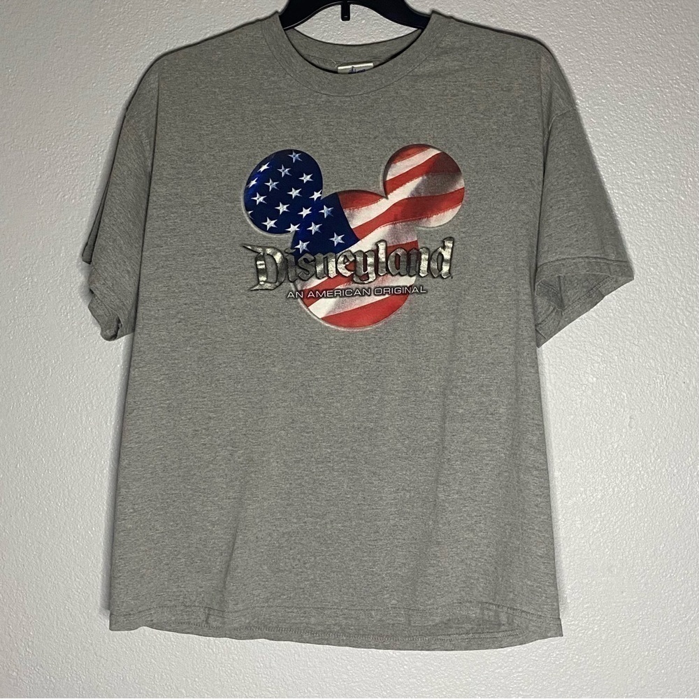 Disney Land Resort T-shirt "an American original"
In good condition size XL